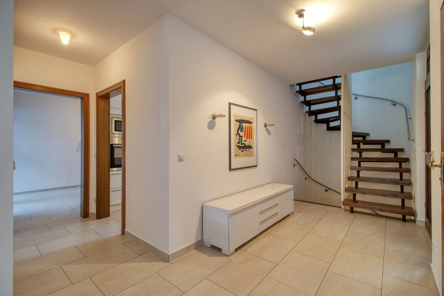 Diele mit Blick Richtung, Treppe, Küche und Büro, Gästezimmer