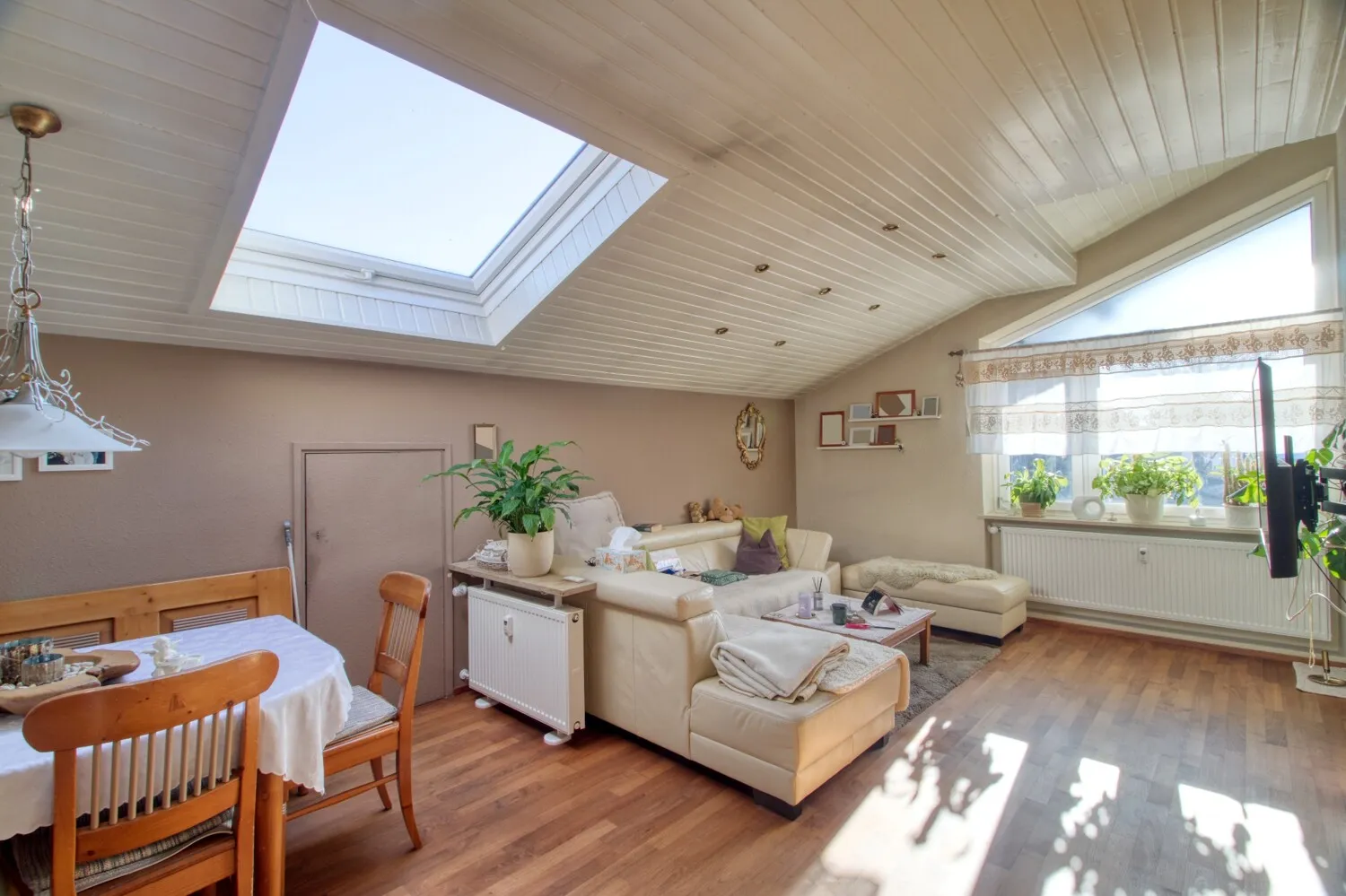 Wohnzimmer Blick zum Balkon