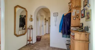 von_poll_real_estate_property_26042001_image_1