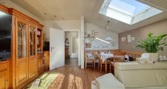 von_poll_real_estate_property_26042001_image_0