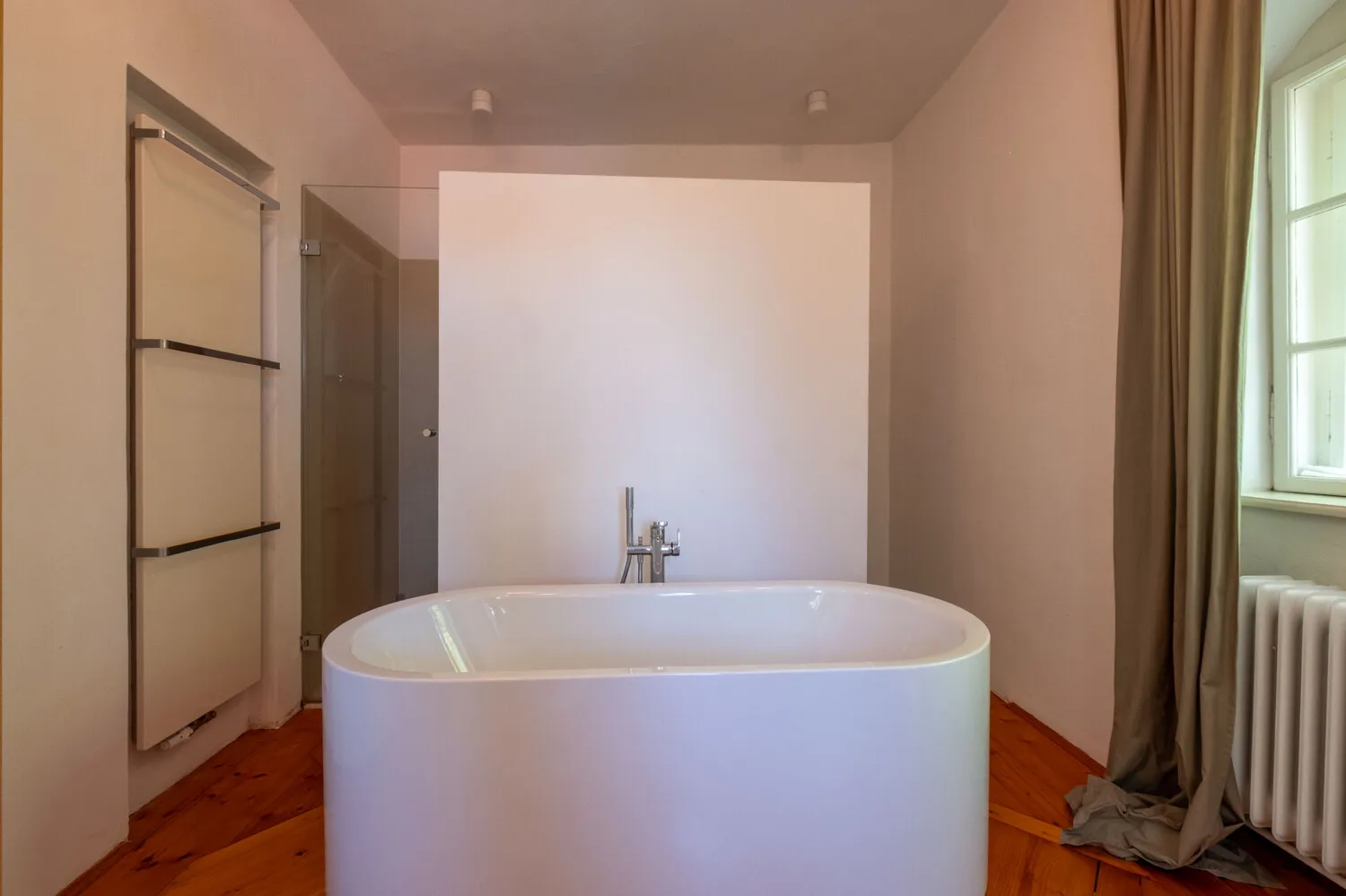 Bad im OG mit Dusche und freistehender Wanne