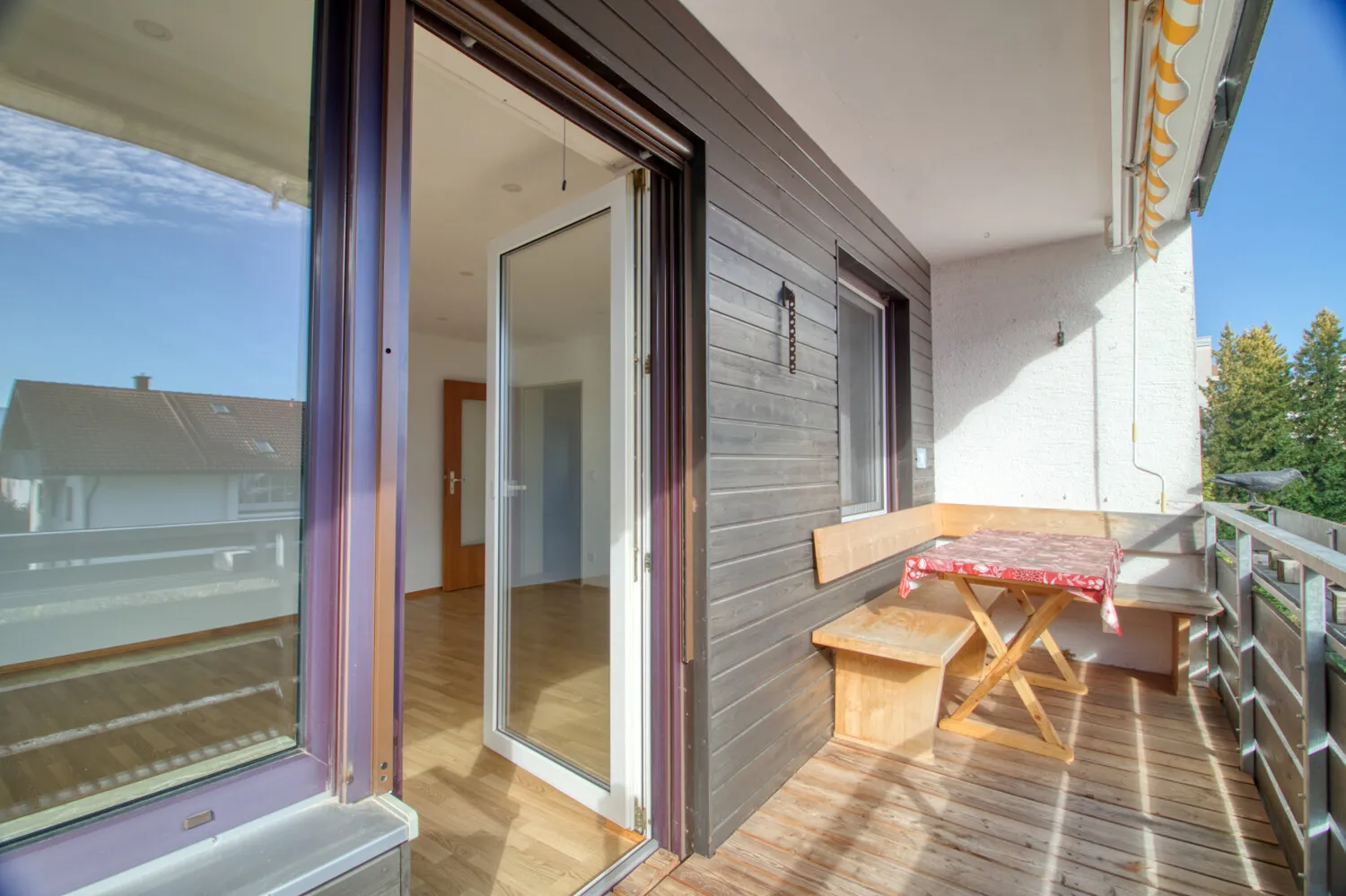Überdachter Balkon mit Bergblick