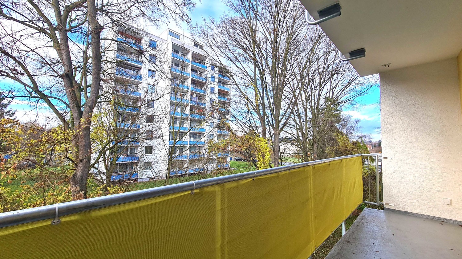 westlich ausgerichteter Balkon