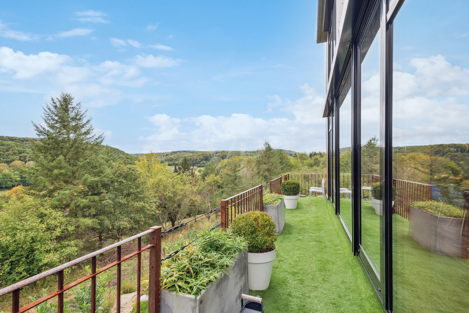 langgezogener Balkon mit Weitblick