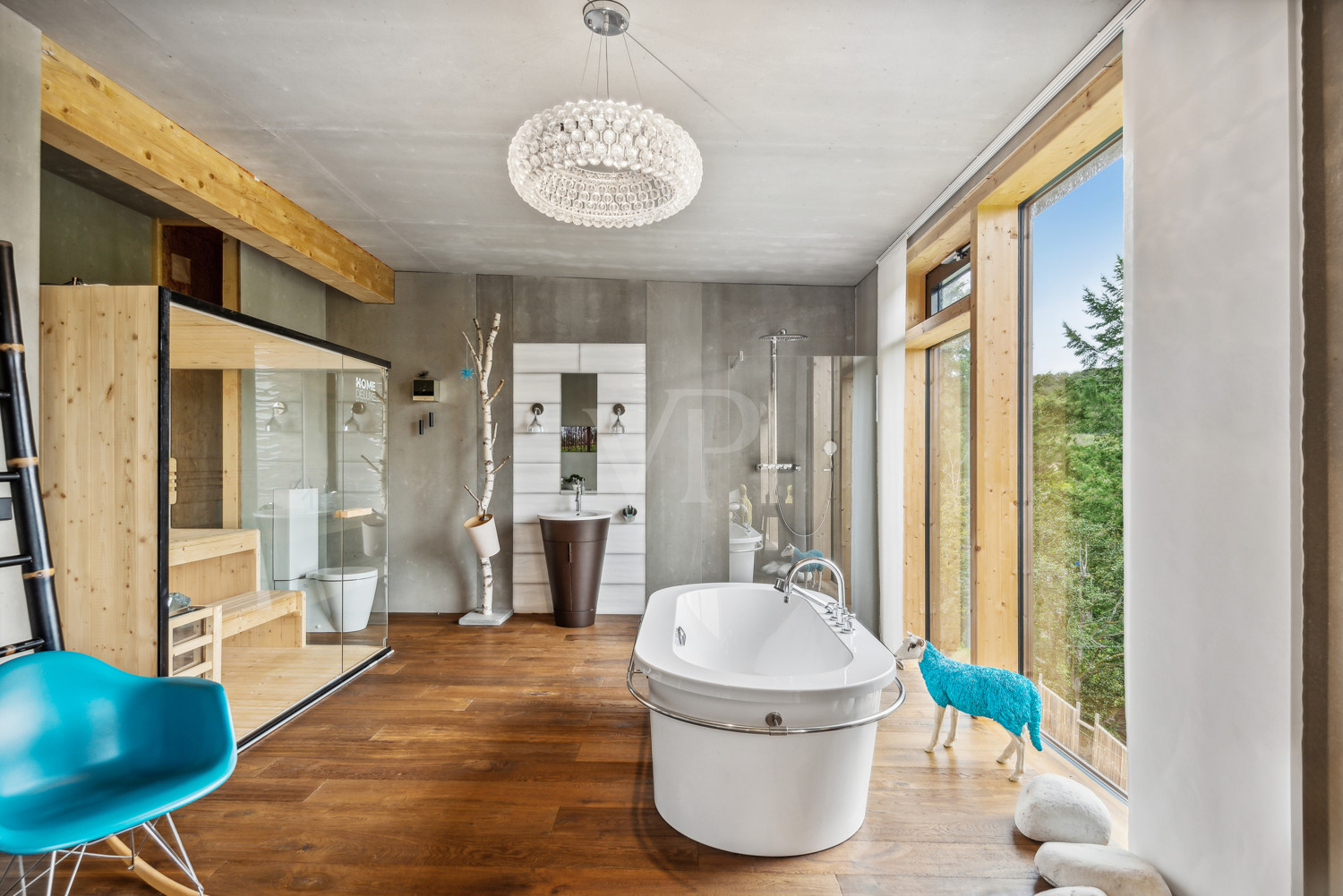 Badezimmer mit Panorama Sauna