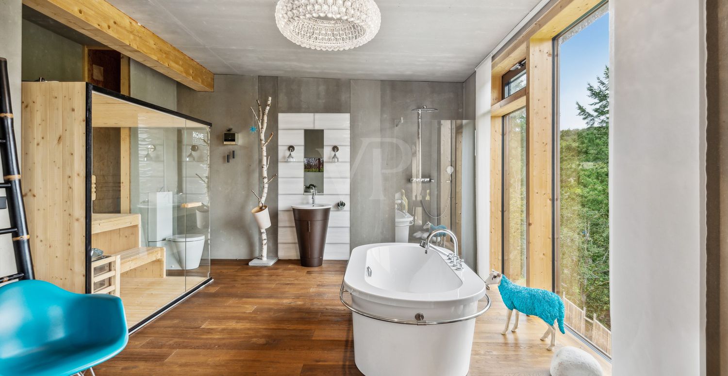 Badezimmer mit Panorama Sauna