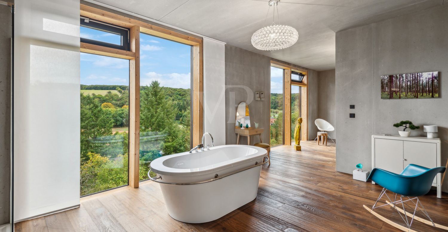 freistehende Badewanne mit Blick in die Natur