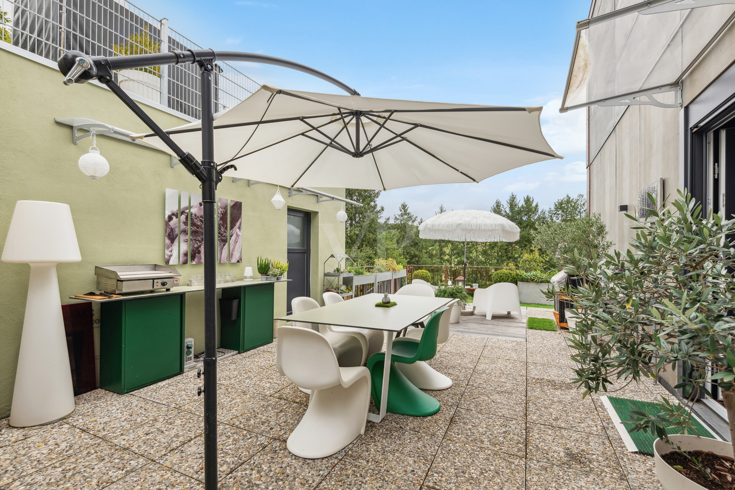 geschützte Terrasse mit Zugang zum Nebengebäude