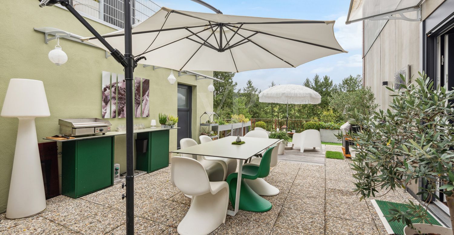 geschützte Terrasse mit Zugang zum Nebengebäude