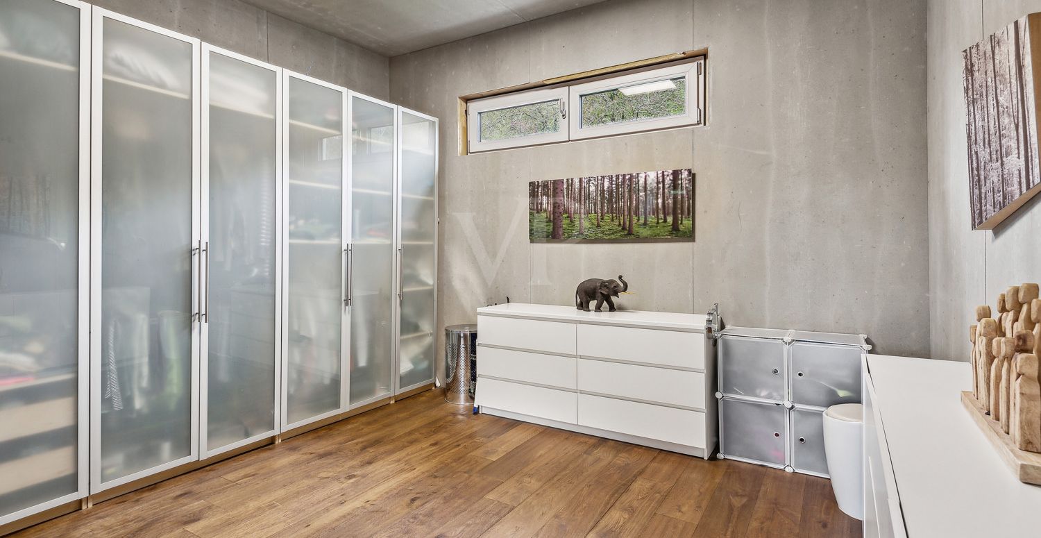 großes Ankleidezimmer
