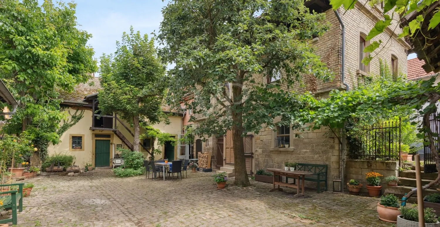 Stall und Gästehaus