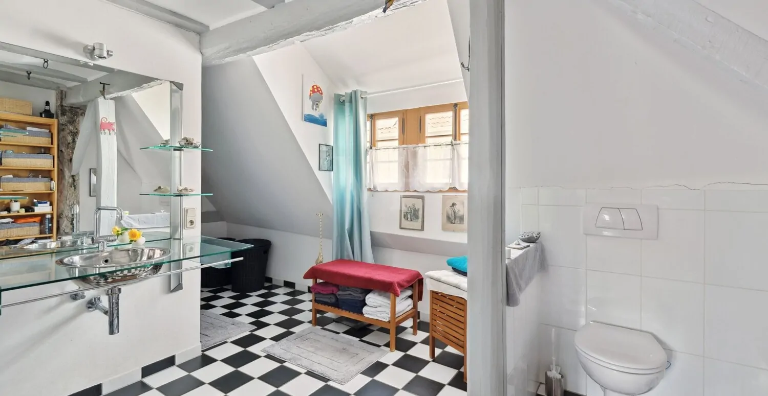 Badezimmer Haupthaus Dachgeschoss