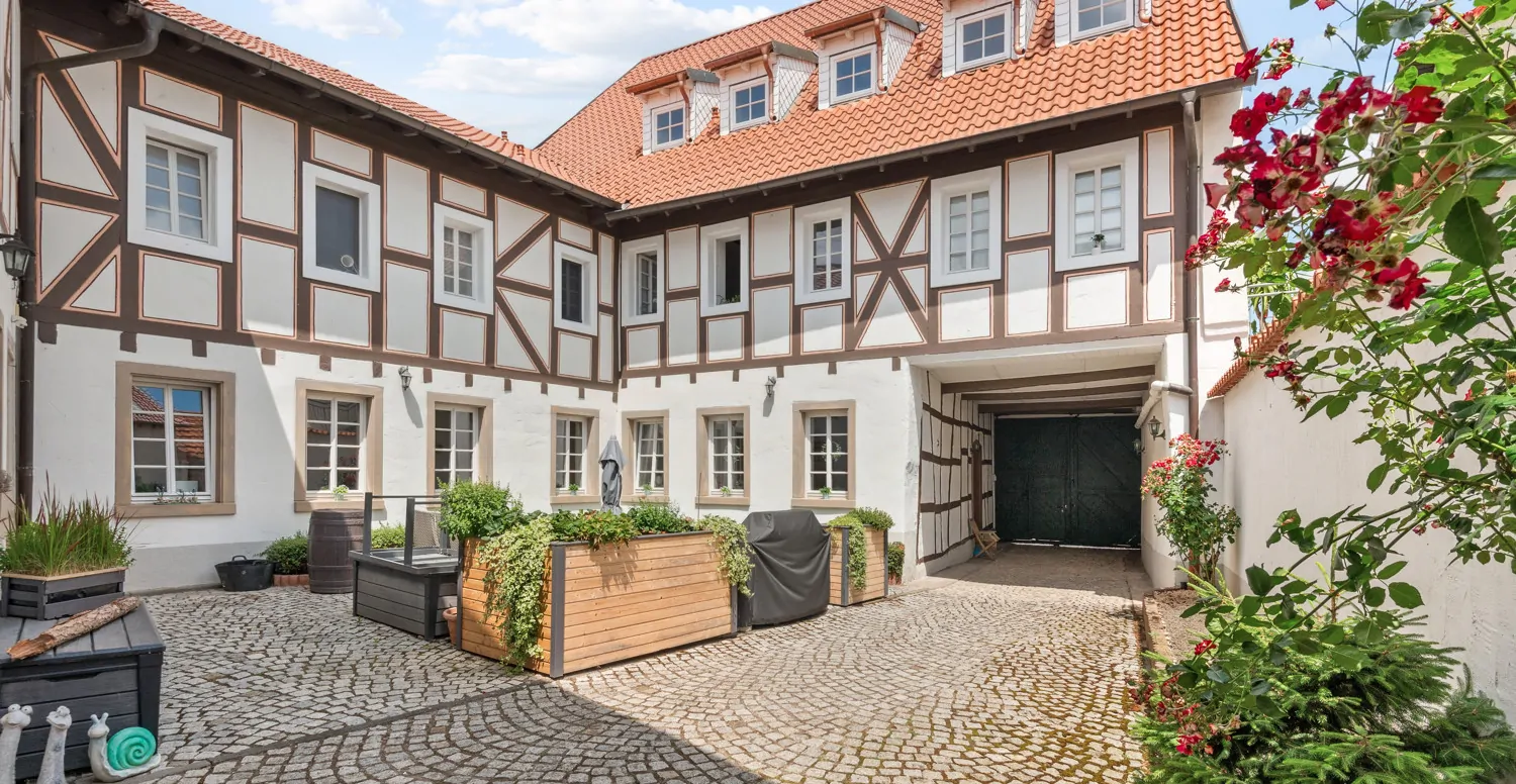 Vordere Wohneinheiten mit Zufahrt