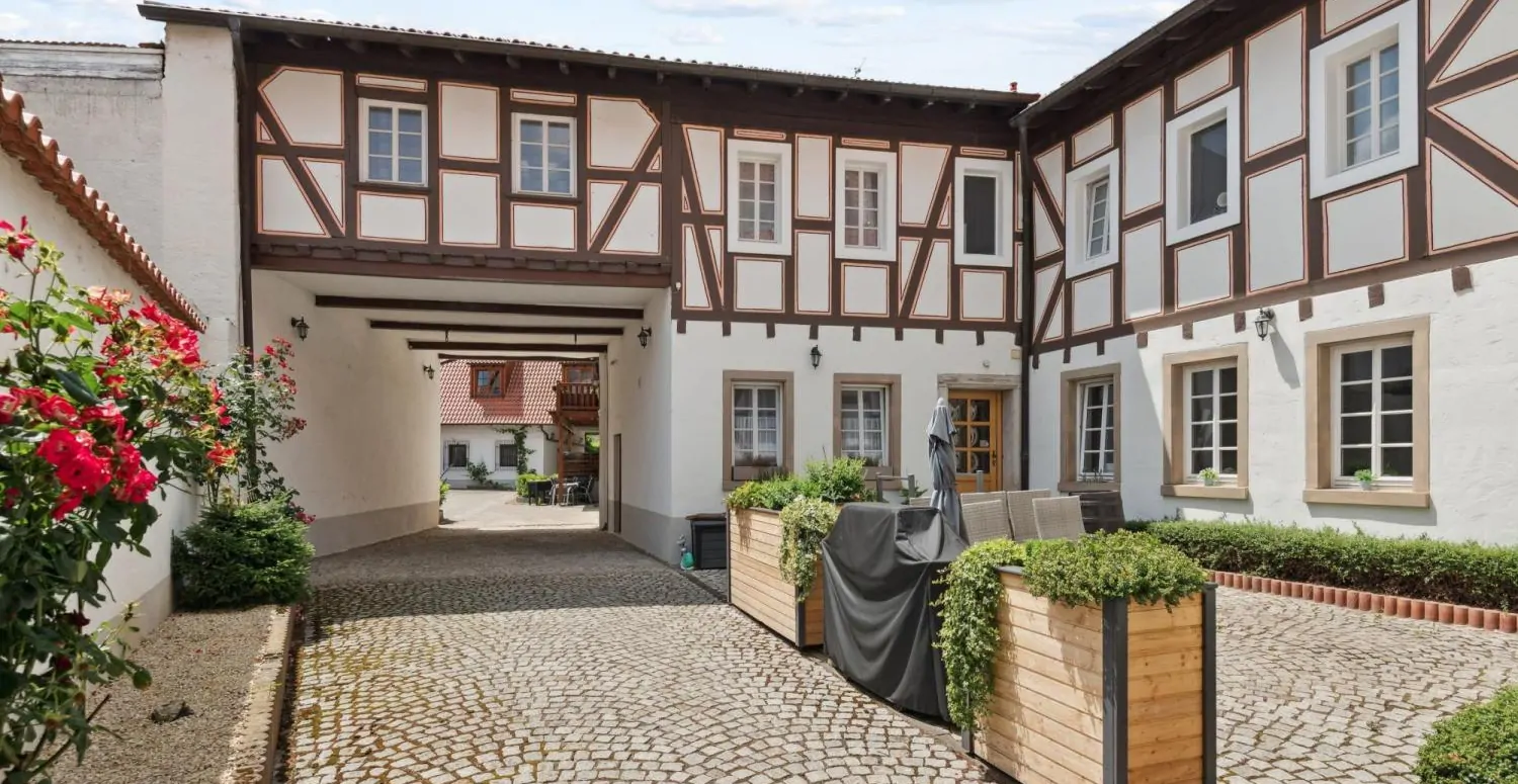 Torhaus vorderer und hinterer Hof