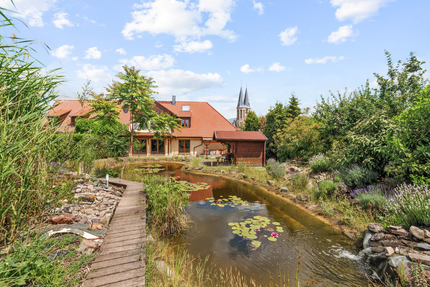 Garten mit Schwimmteich