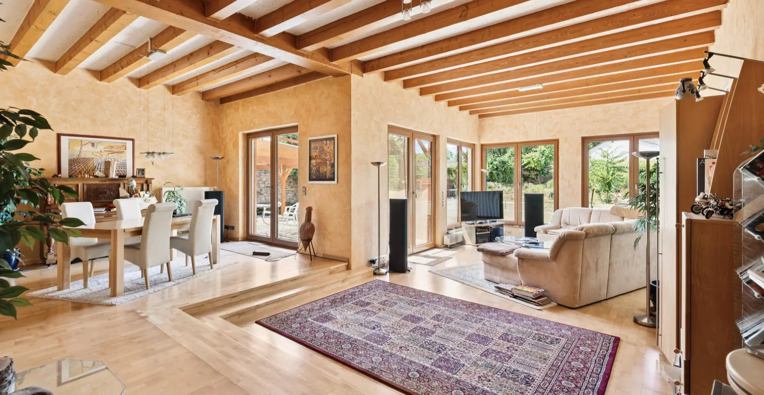 Wohn- und Essbereich mit Gartenzugang