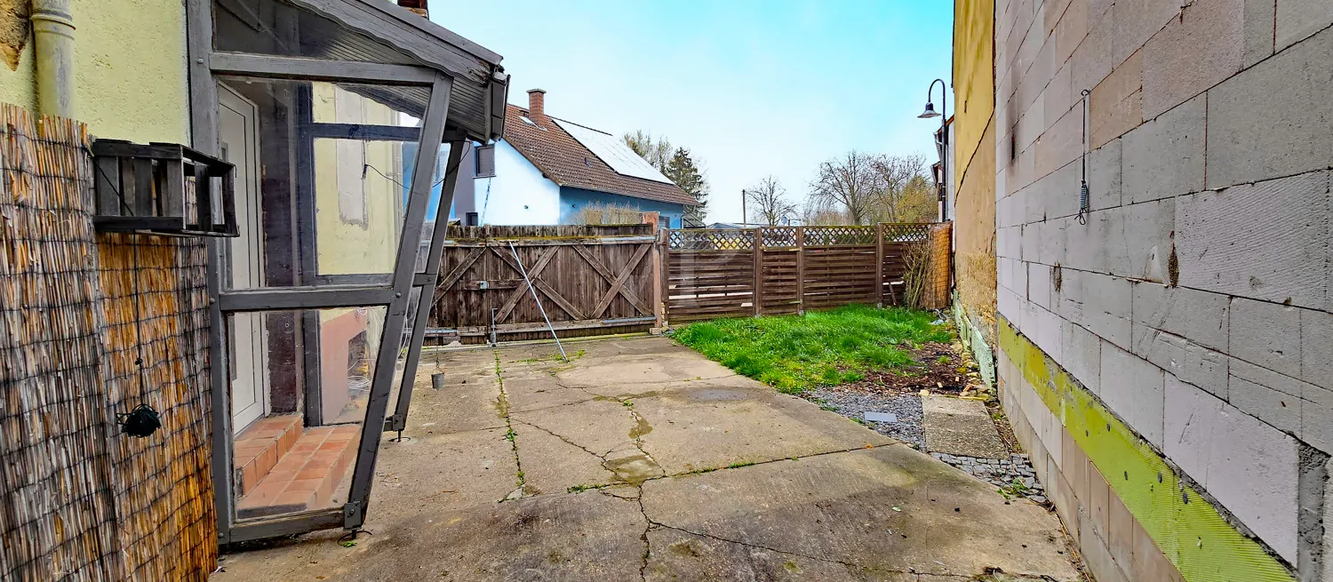 Hofeinfahrt und kleiner Gartenanteil