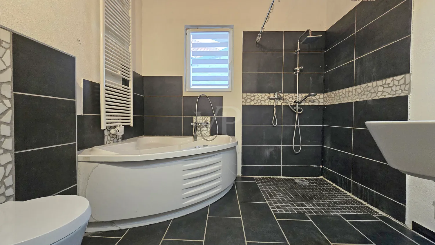 modernes Badezimmer