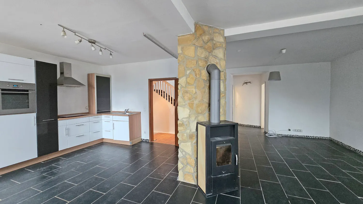 Küche, Wohn- und Esszimmer mit Holzofen