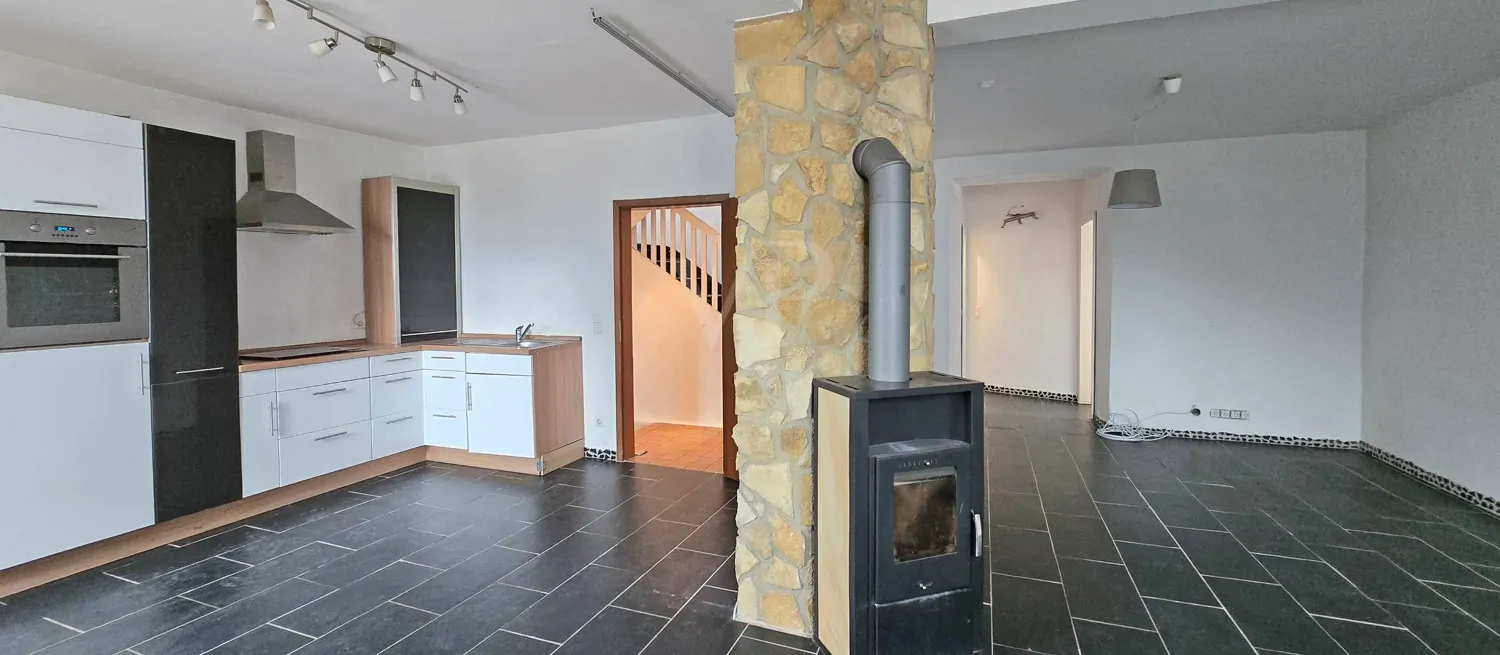 Küche, Wohn- und Esszimmer mit Holzofen