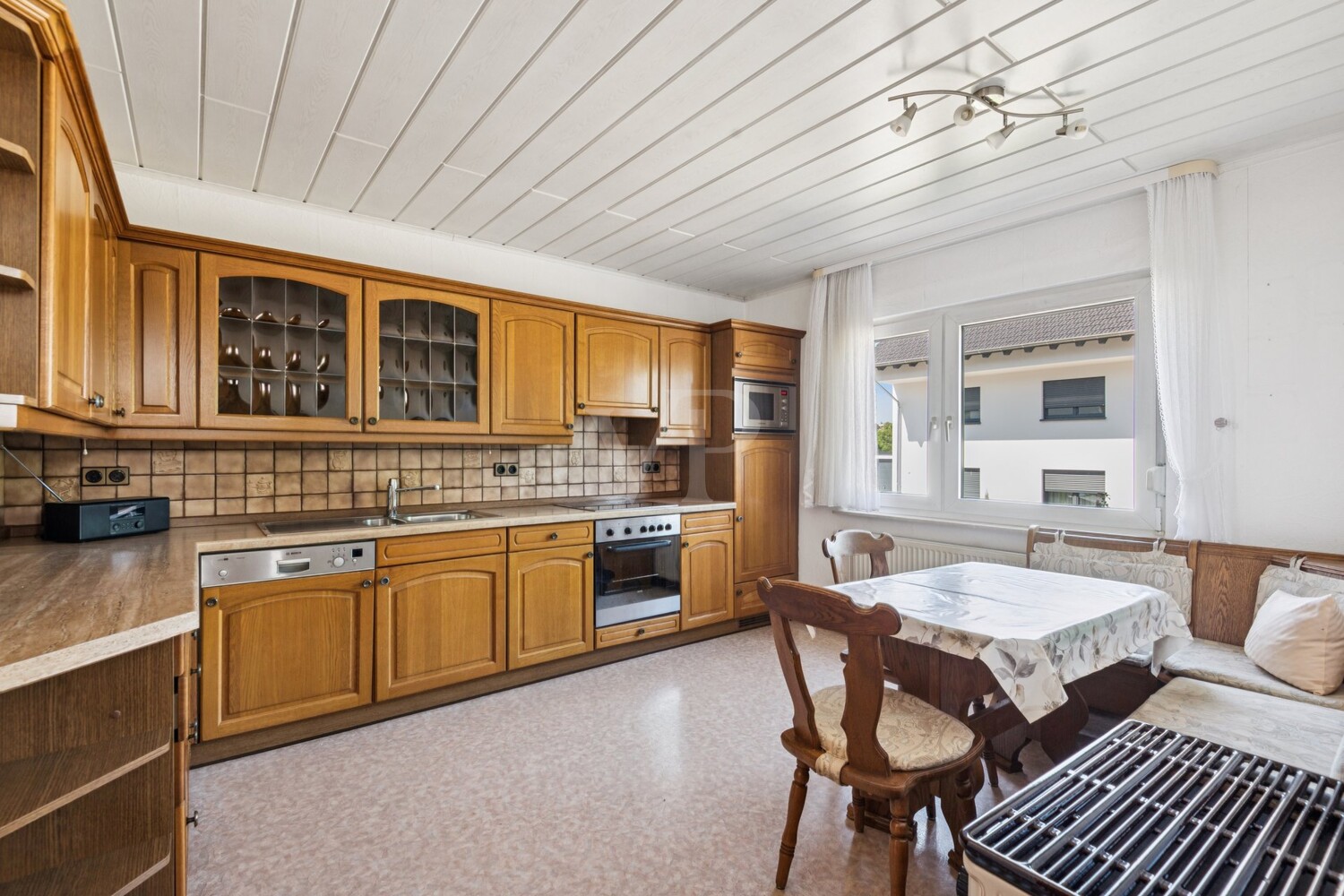 Landhausküche mit Geräten