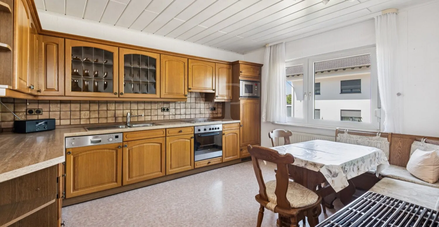 Landhausküche mit Geräten