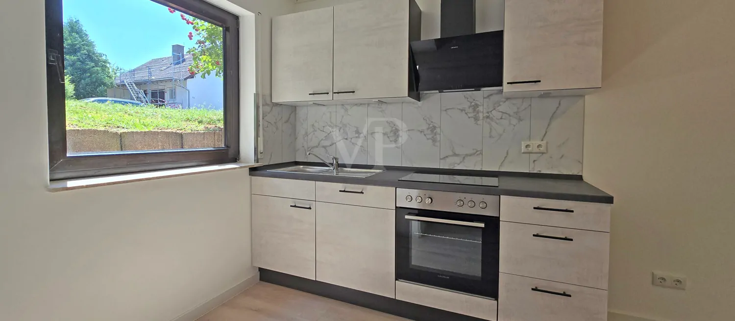 neue Küchenzeile mit Elektrogeräten