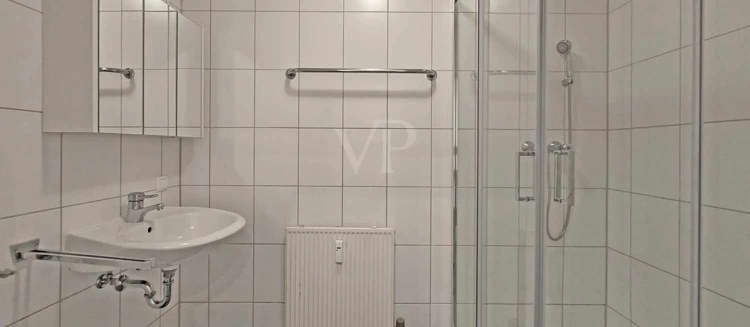 hell gefliestes Badezimmer