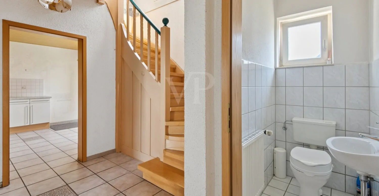 Treppenaufgang und Gäste-WC