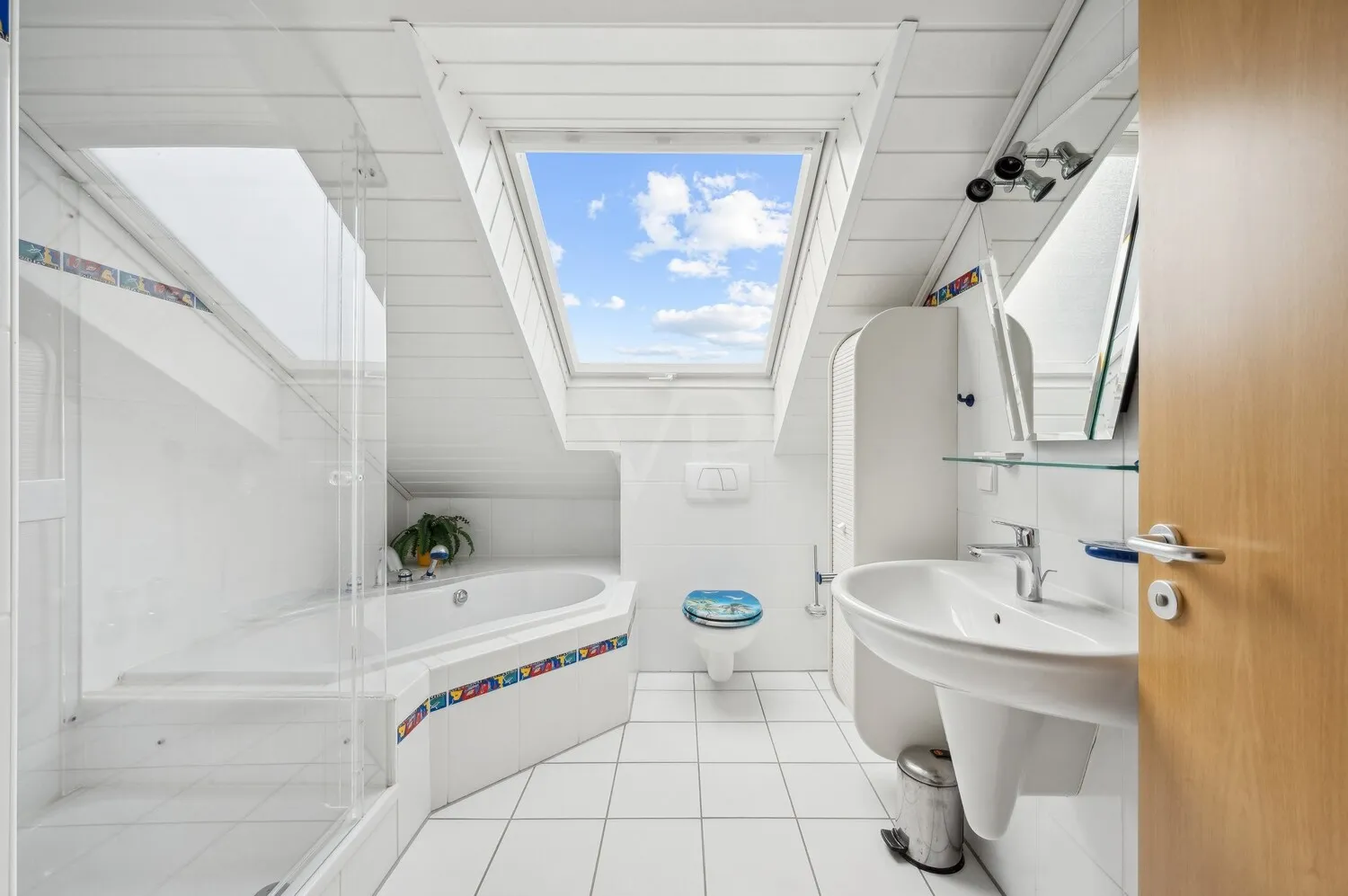 helles Badezimmer im Dachgeschoß