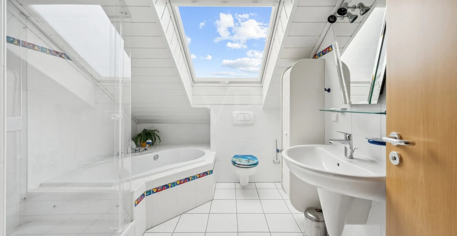 helles Badezimmer im Dachgeschoß