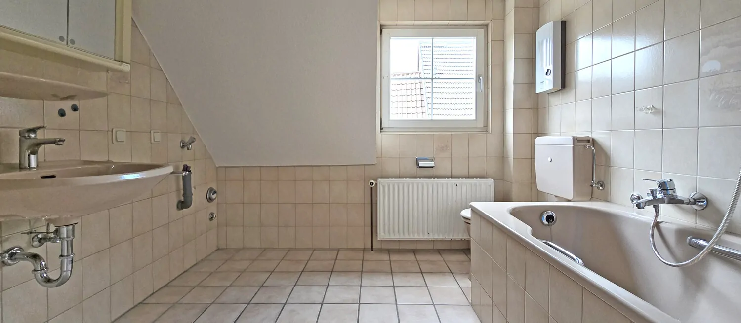 Badezimmer mit Duschwanne