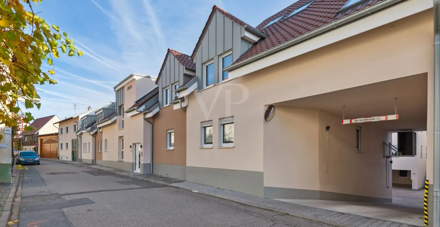 Vorderansicht mit Hofzufahrt