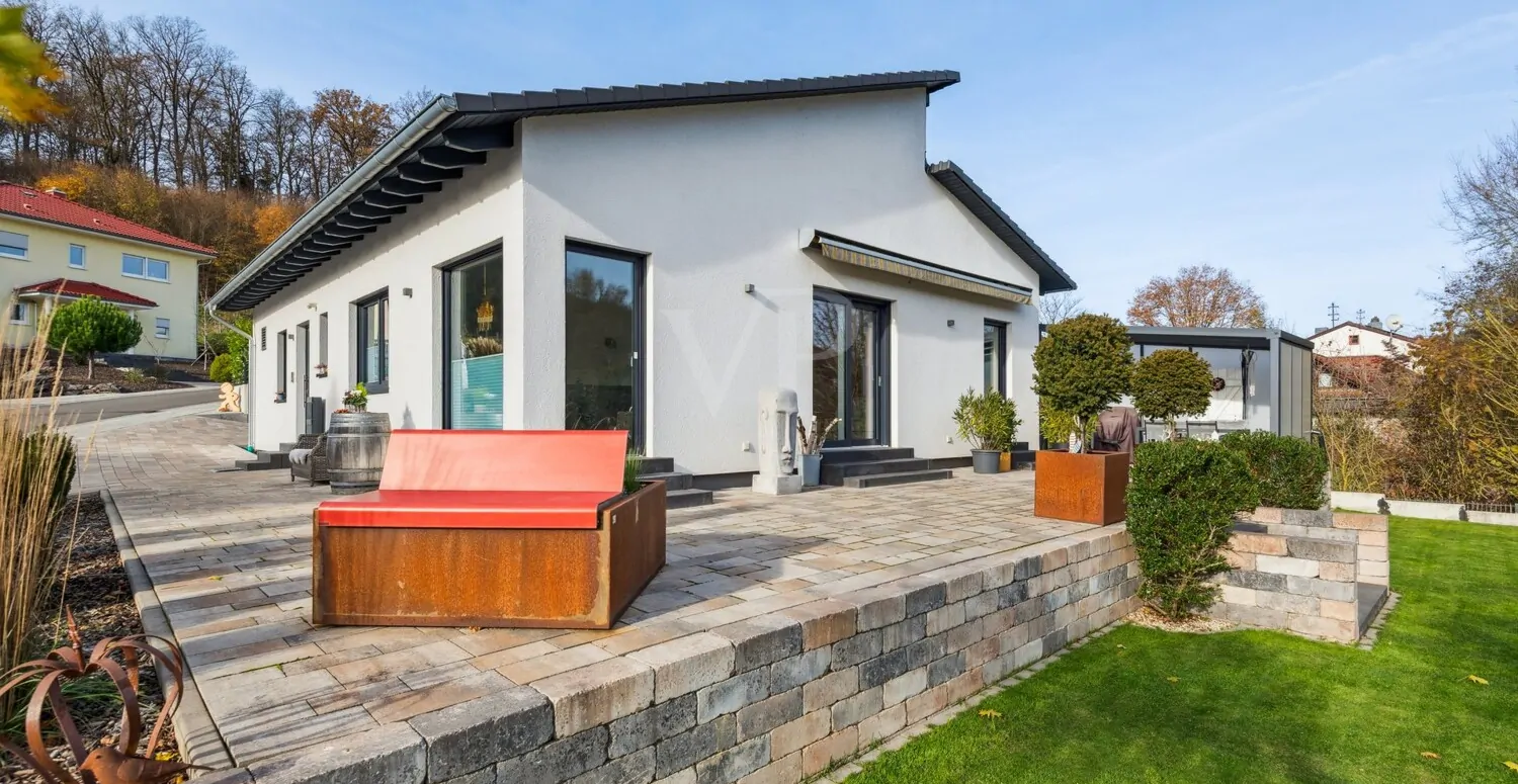 Garten mit Terrasse und Pergola