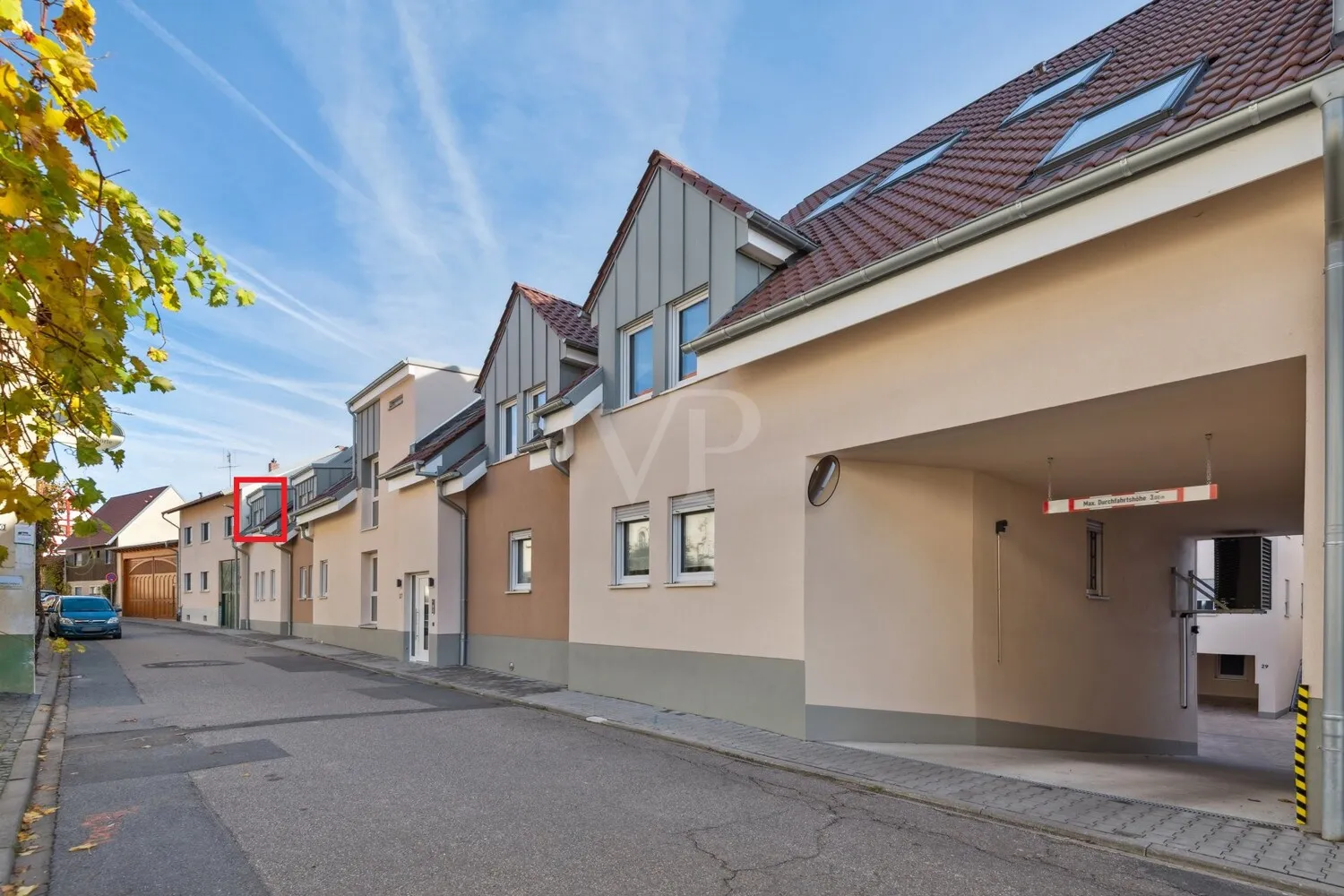 Vorderansicht mit Hofeinfahrt