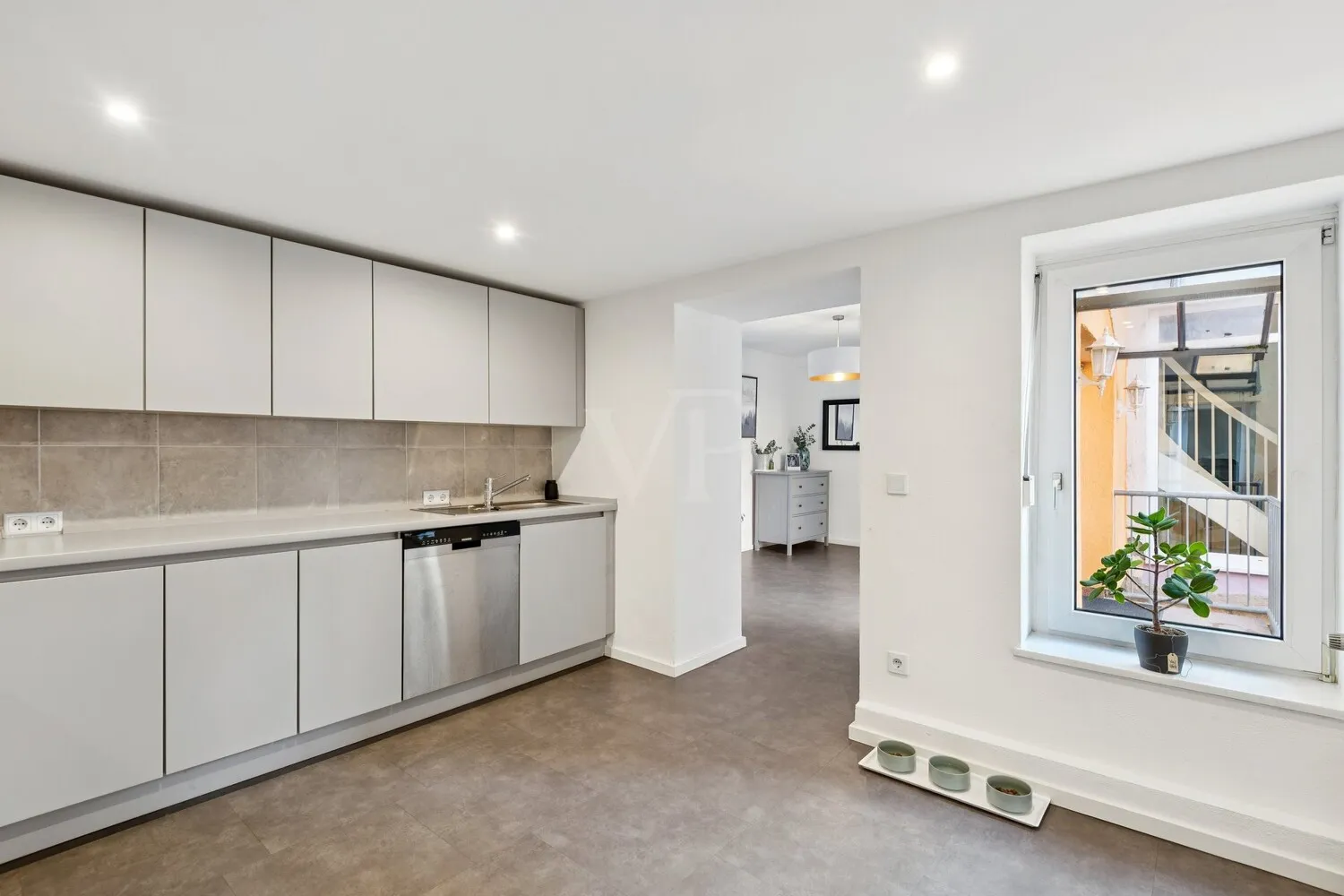 Küche mit Zugang zur Diele