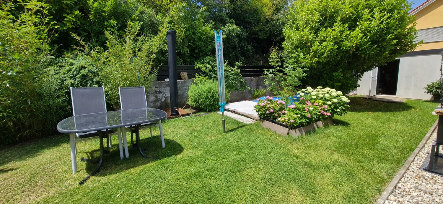 hintere angelegte Gartenfläche
