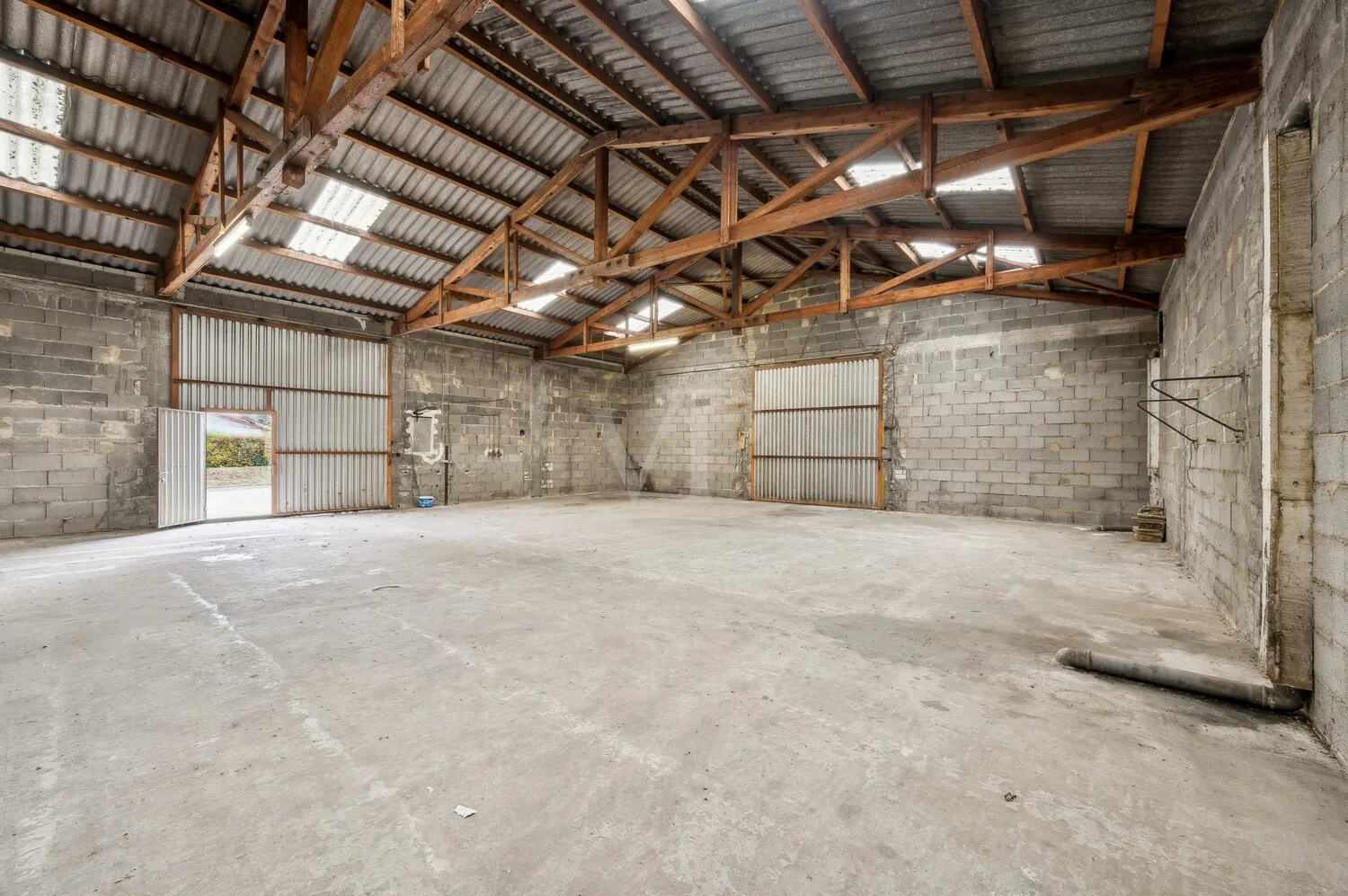 große Maschinen- oder Lagerhalle