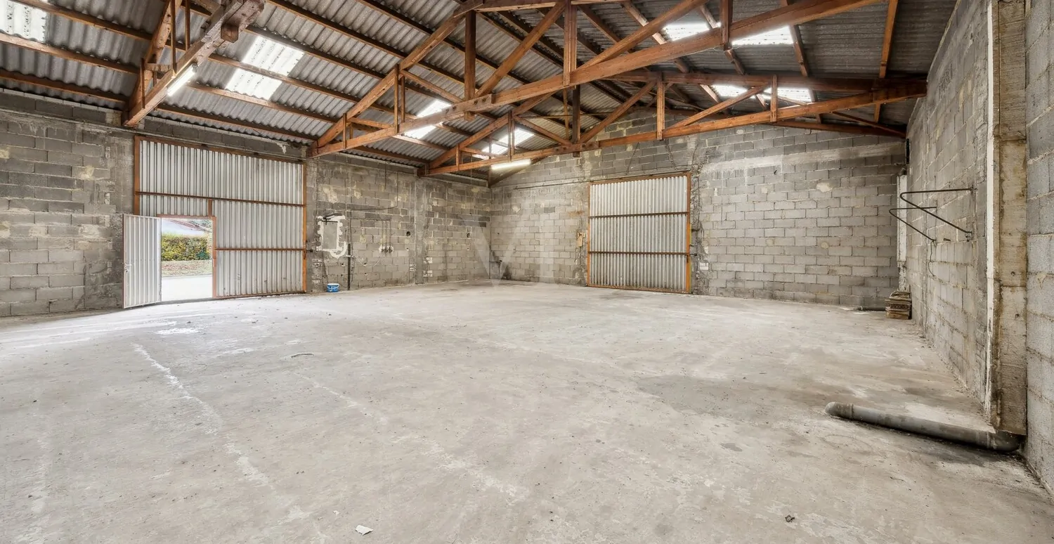 große Maschinen- oder Lagerhalle