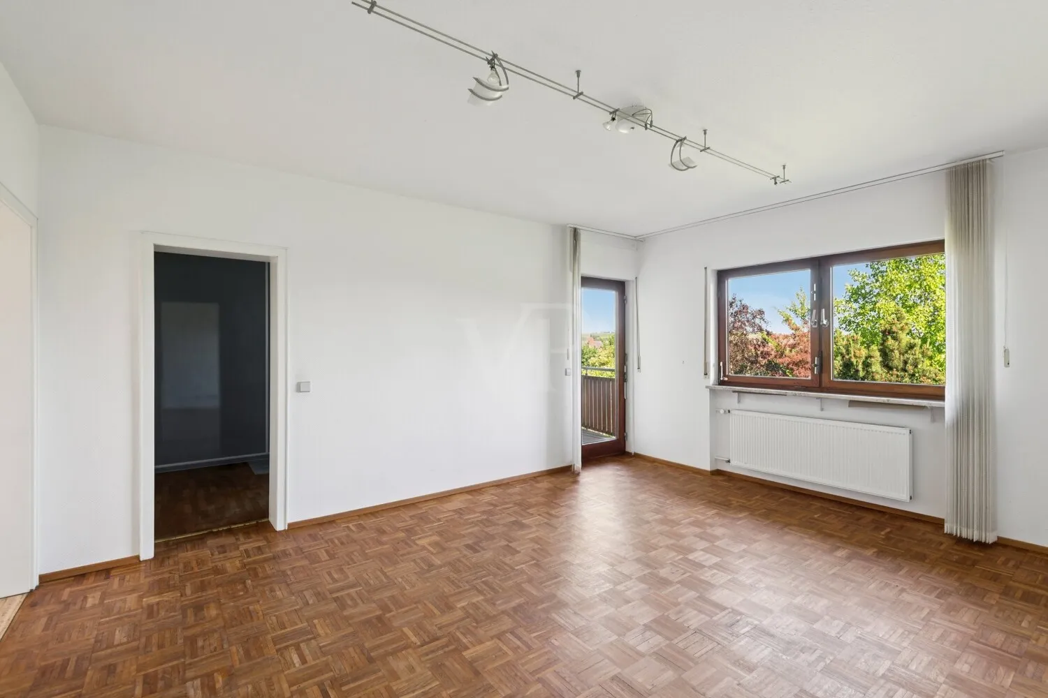 Schlafzimmer mit Bad und Balkon