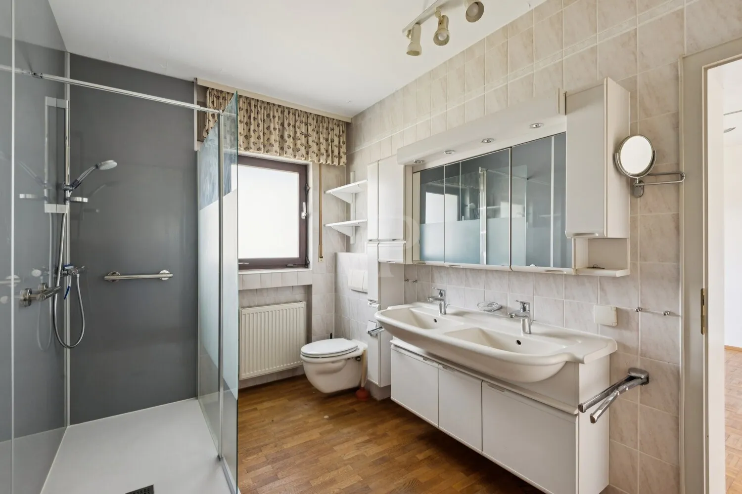 Badezimmer im Erdgeschoss