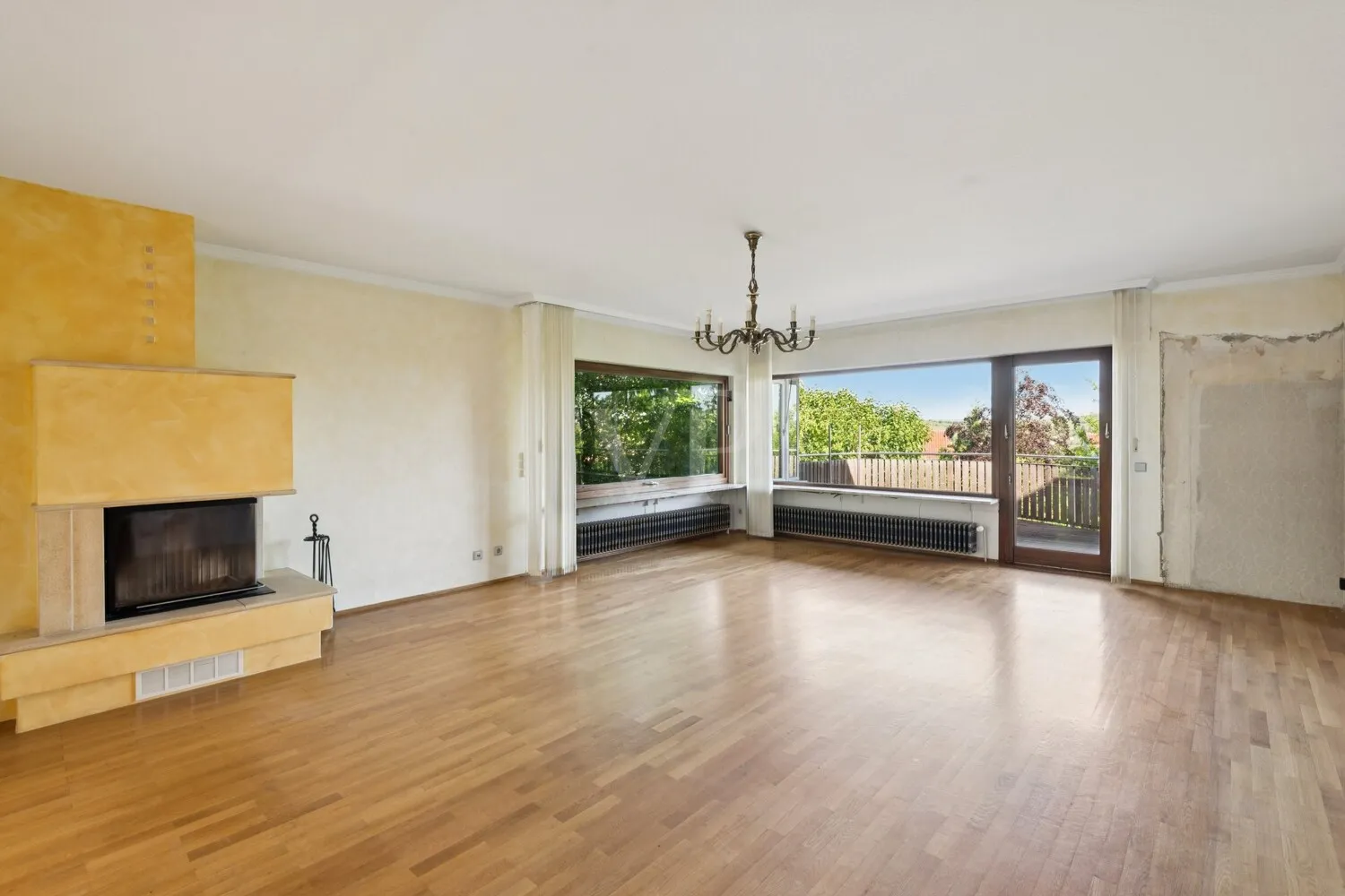 Wohnzimmer mit Kamin und Balkon
