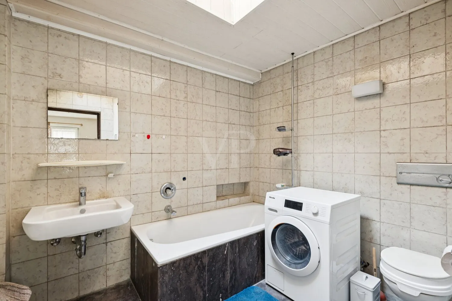 Badezimmer mit Waschmaschinenanschluss
