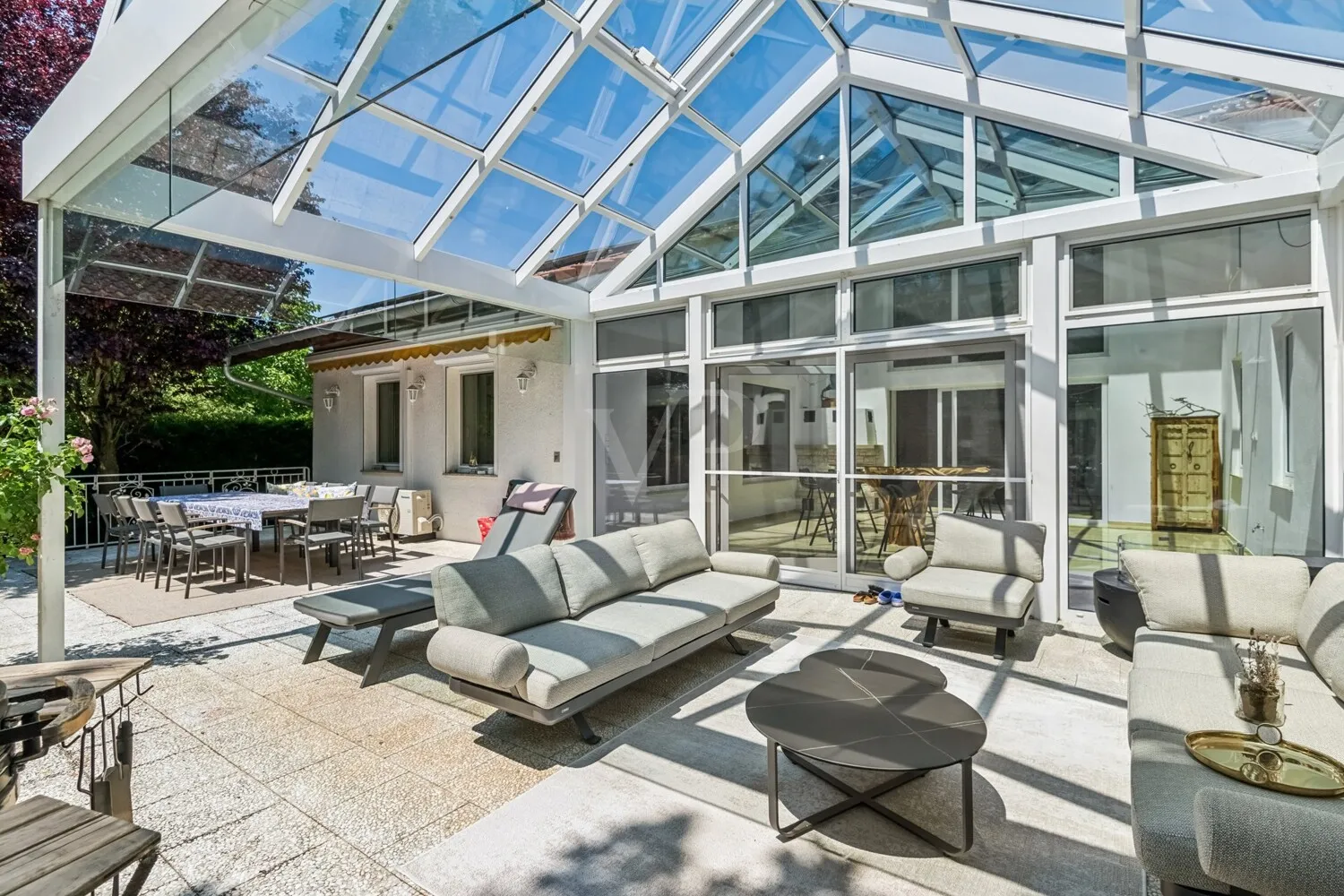große Terrasse mit anschließendem Wintergarten