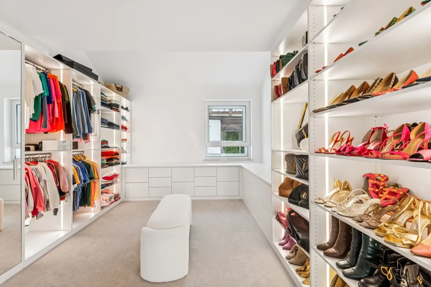 Ankleidezimmer mit hochwertigen Einbauten