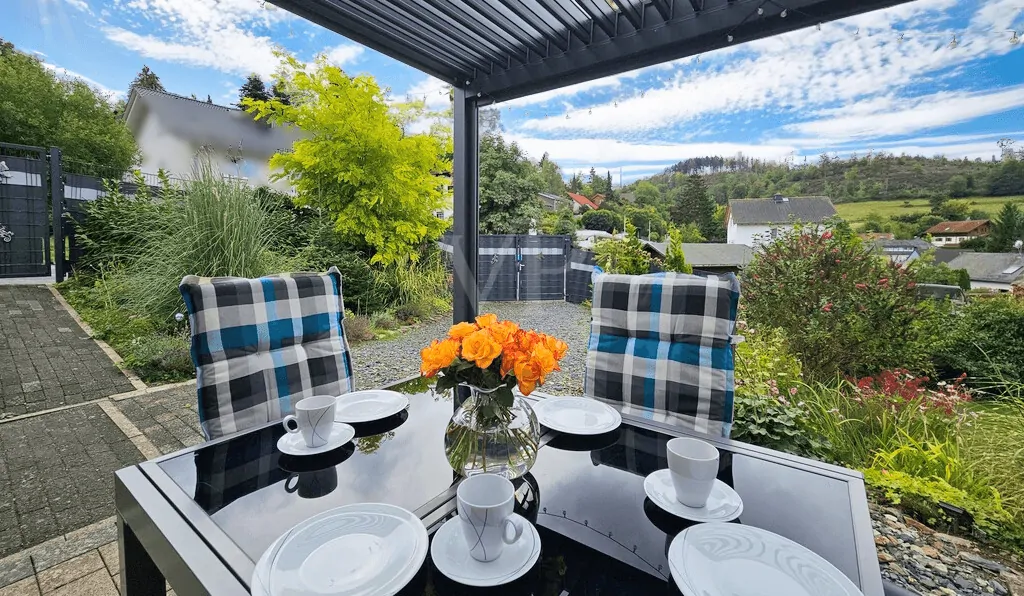 Große überdachte Terrasse