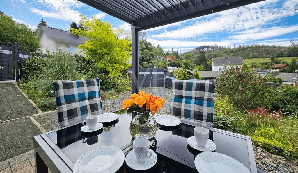 Große überdachte Terrasse