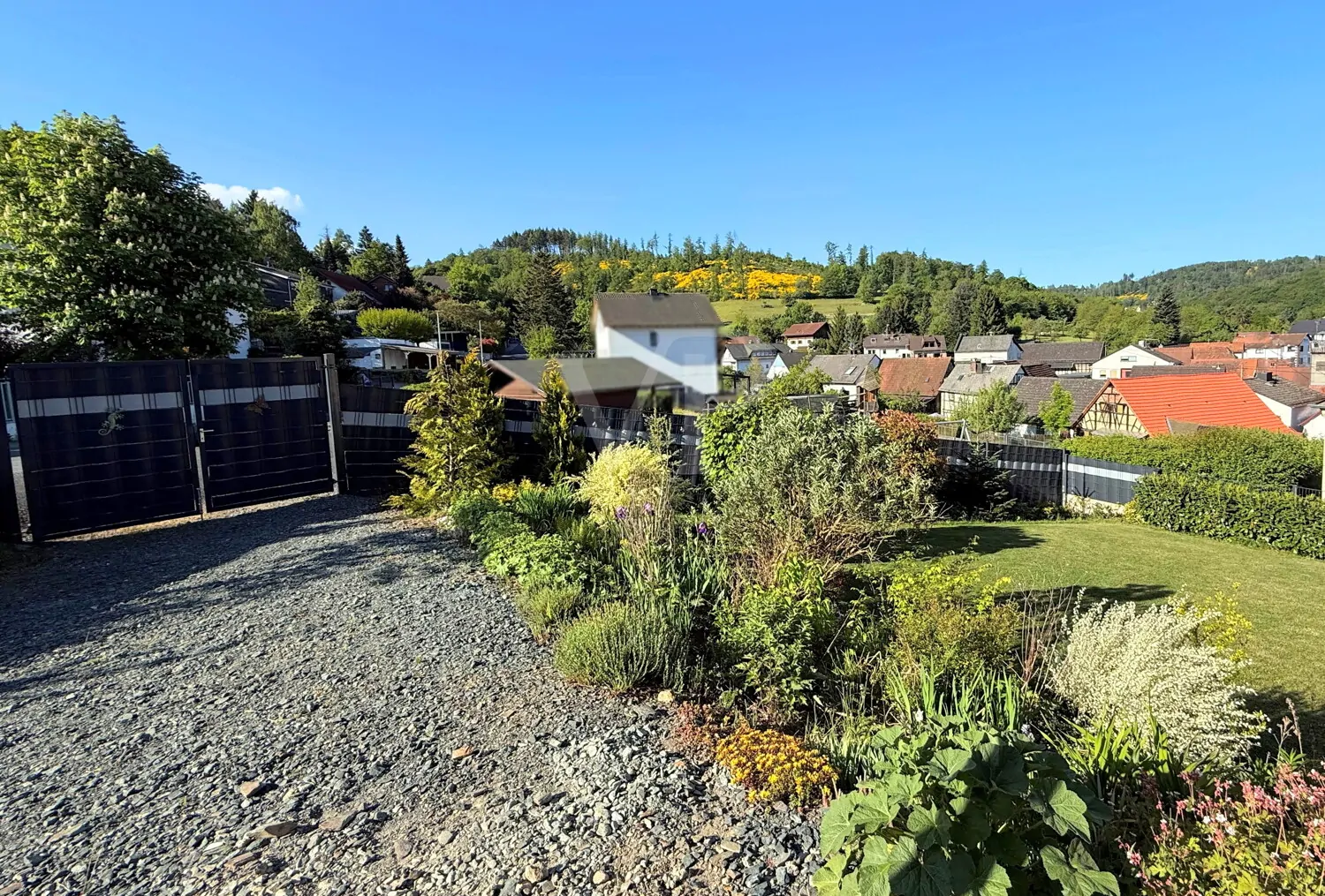 Einfahrt und Fernblick