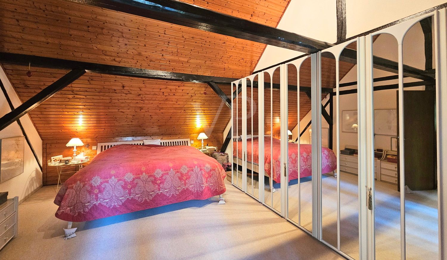 Großzügiges Schlafzimmer