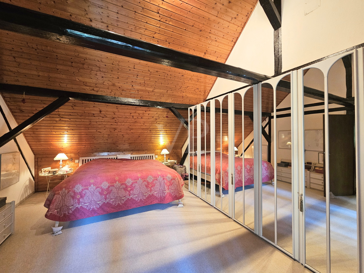 Großzügiges Schlafzimmer